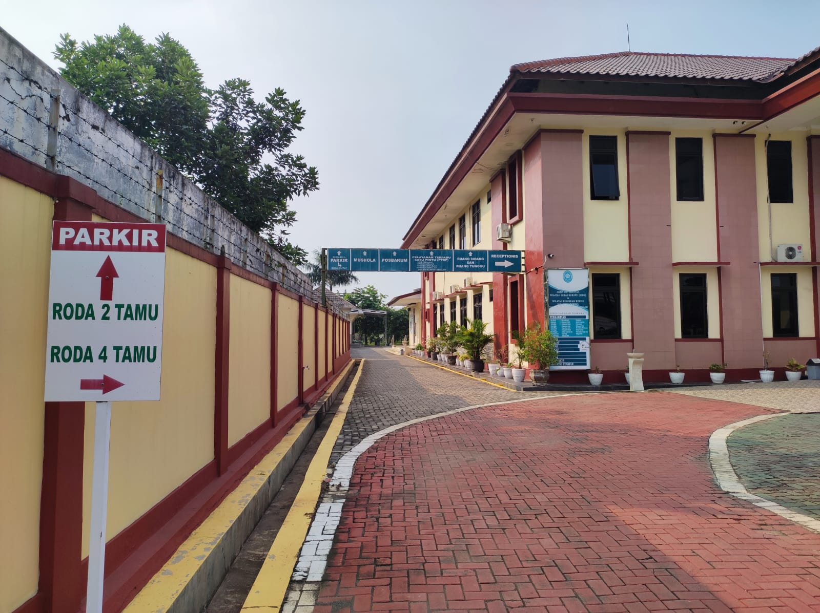 C:\Users\pa-pkl\Downloads\Rambu petunjuk arah parkir.jpeg